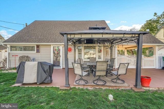 35 HONEYSUCKLE LN, Levittown, PA 19055