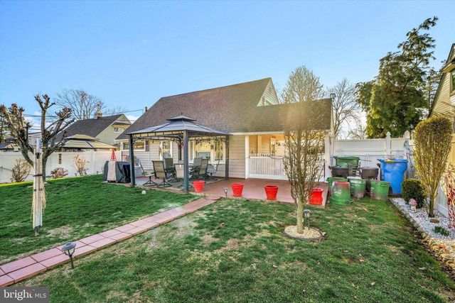 35 HONEYSUCKLE LN, Levittown, PA 19055