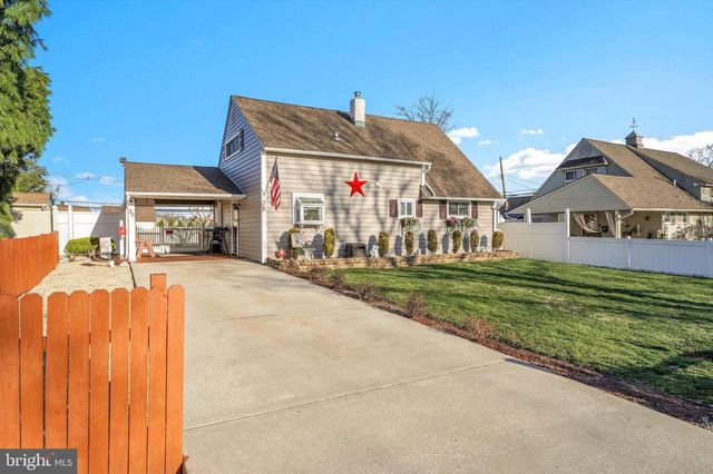 35 HONEYSUCKLE LN, Levittown, PA 19055