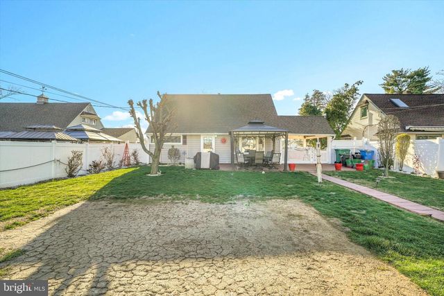 35 HONEYSUCKLE LN, Levittown, PA 19055