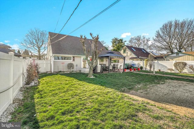 35 HONEYSUCKLE LN, Levittown, PA 19055