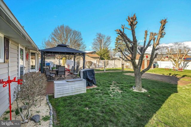 35 HONEYSUCKLE LN, Levittown, PA 19055