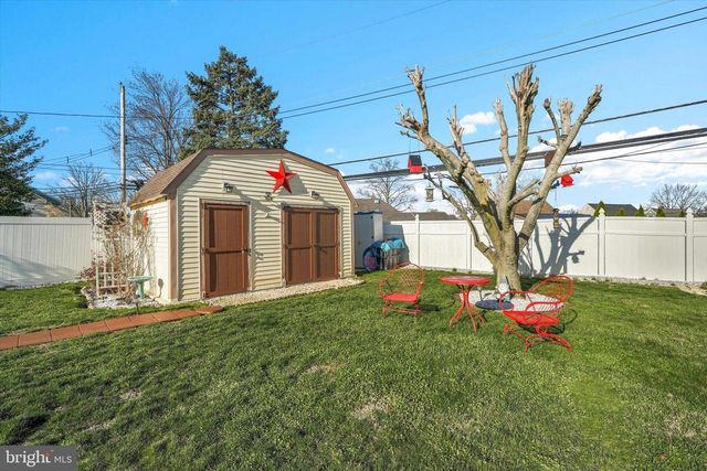 35 HONEYSUCKLE LN, Levittown, PA 19055