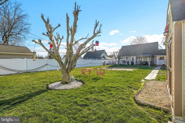 35 HONEYSUCKLE LN, Levittown, PA 19055