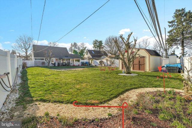 35 HONEYSUCKLE LN, Levittown, PA 19055