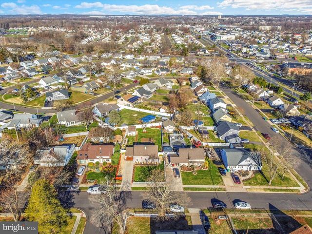 35 HONEYSUCKLE LN, Levittown, PA 19055