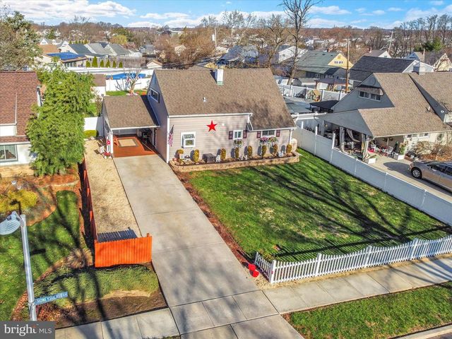 35 HONEYSUCKLE LN, Levittown, PA 19055