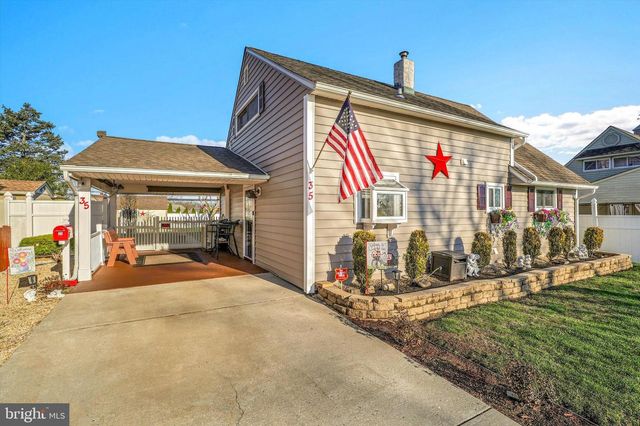 35 HONEYSUCKLE LN, Levittown, PA 19055