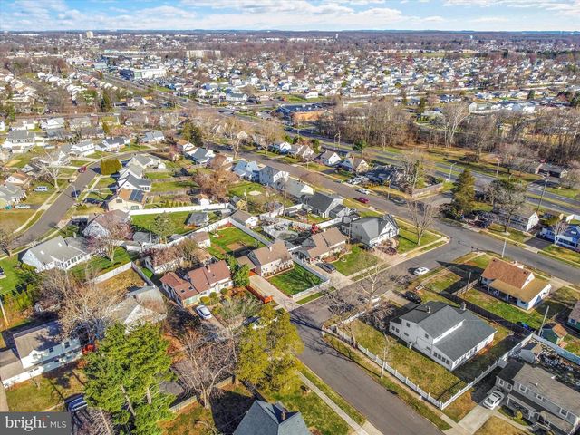 35 HONEYSUCKLE LN, Levittown, PA 19055