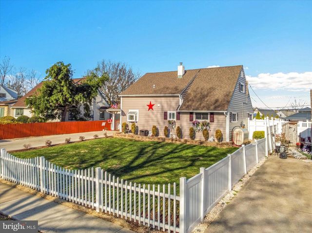 35 HONEYSUCKLE LN, Levittown, PA 19055