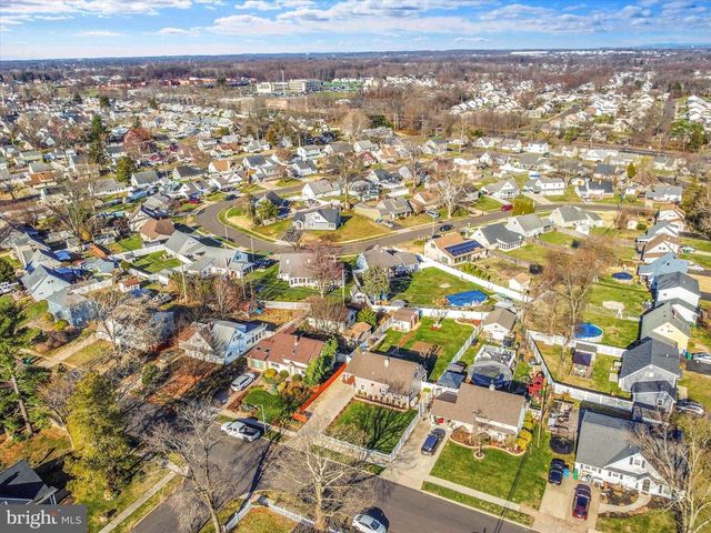 35 HONEYSUCKLE LN, Levittown, PA 19055