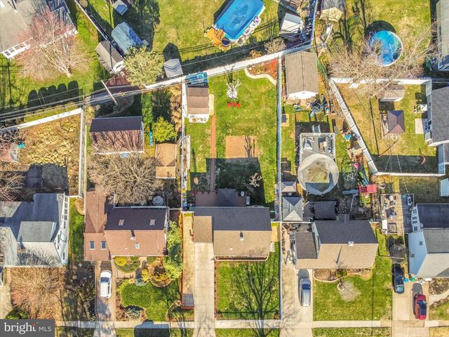 35 HONEYSUCKLE LN, Levittown, PA 19055