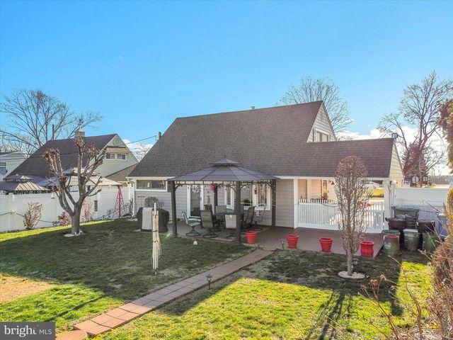 35 HONEYSUCKLE LN, Levittown, PA 19055