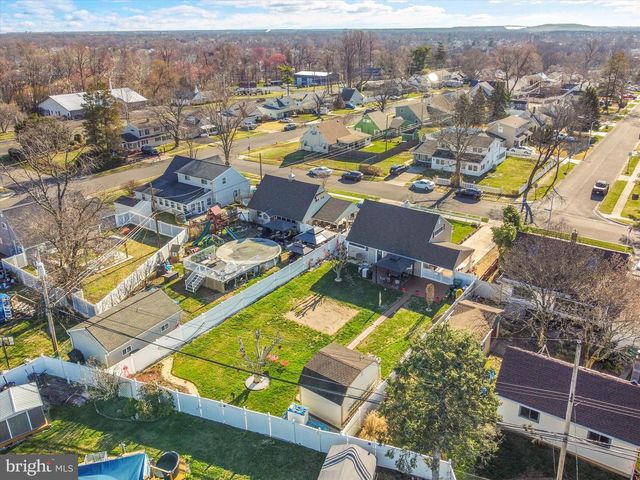 35 HONEYSUCKLE LN, Levittown, PA 19055