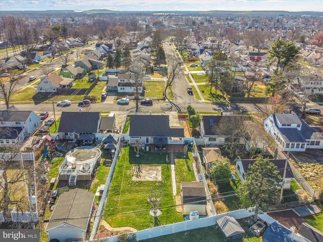 35 HONEYSUCKLE LN, Levittown, PA 19055