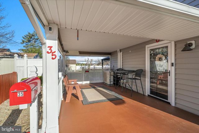 35 HONEYSUCKLE LN, Levittown, PA 19055