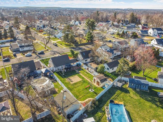 35 HONEYSUCKLE LN, Levittown, PA 19055