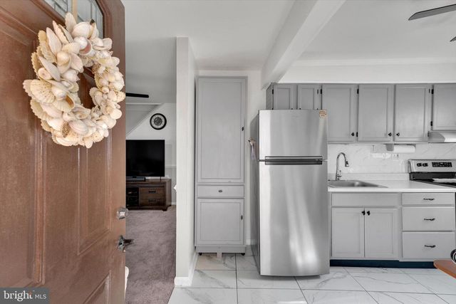 35 HONEYSUCKLE LN, Levittown, PA 19055