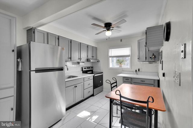 35 HONEYSUCKLE LN, Levittown, PA 19055