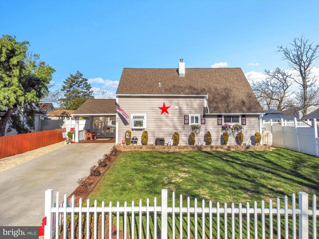 35 HONEYSUCKLE LN, Levittown, PA 19055