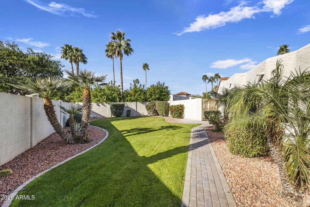 Image 5 of property listing at 7369 E SAN MIGUEL Avenue, Scottsdale, AZ 85250
