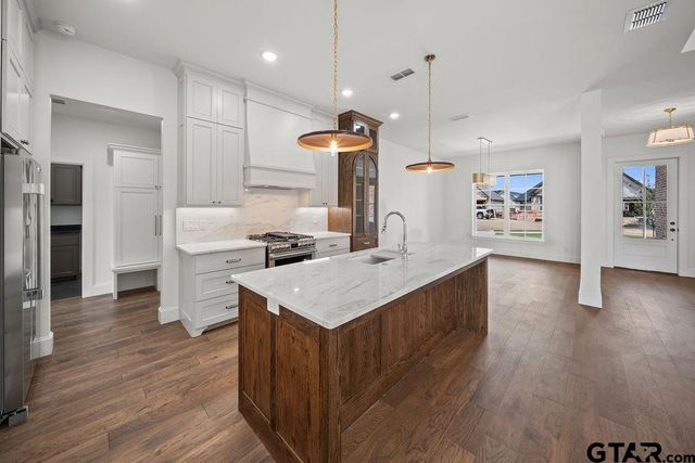 4628 Flat Creek Cv, Tyler, TX 75703