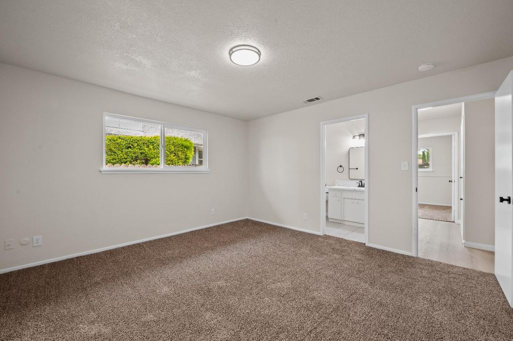 Image 12 of property listing at 1555 N Roosevelt Avenue, Fresno, CA 93728