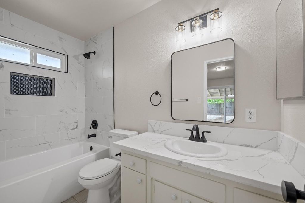 Image 14 of property listing at 1555 N Roosevelt Avenue, Fresno, CA 93728