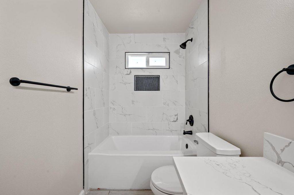 Image 15 of property listing at 1555 N Roosevelt Avenue, Fresno, CA 93728