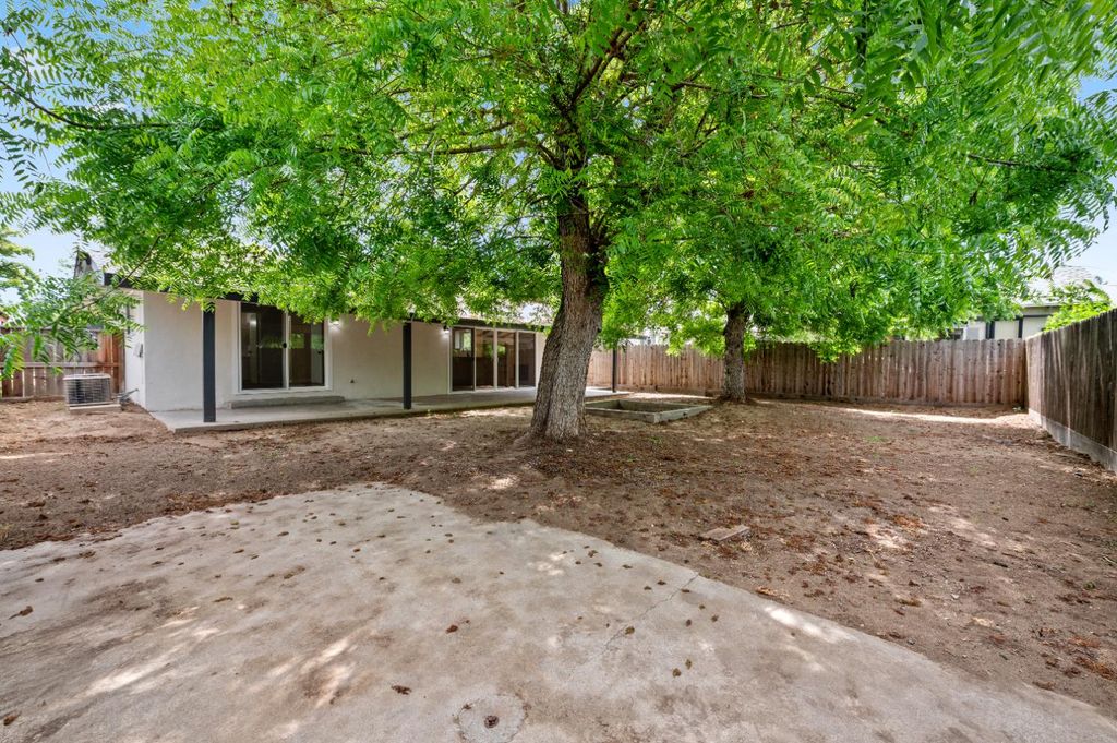 Image 21 of property listing at 1555 N Roosevelt Avenue, Fresno, CA 93728