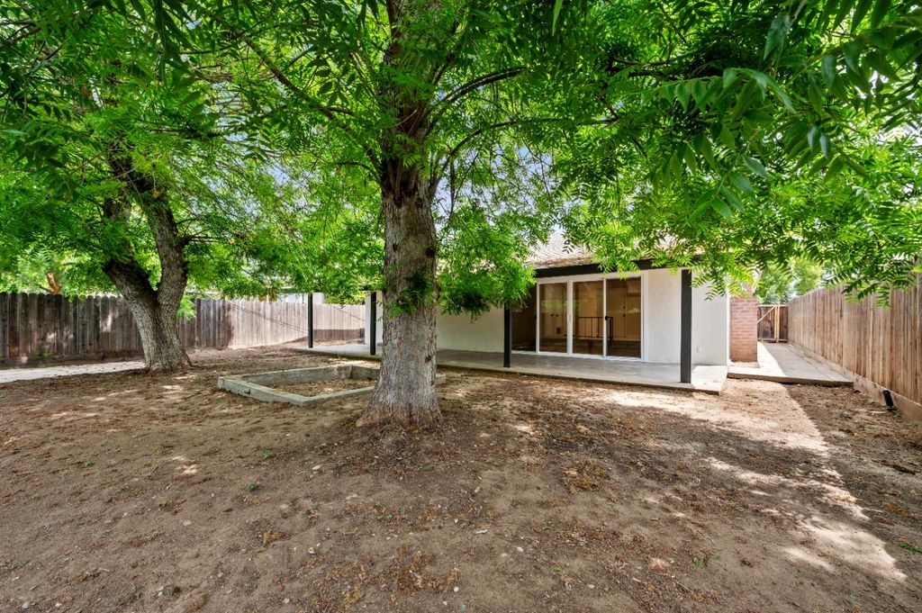 Image 22 of property listing at 1555 N Roosevelt Avenue, Fresno, CA 93728