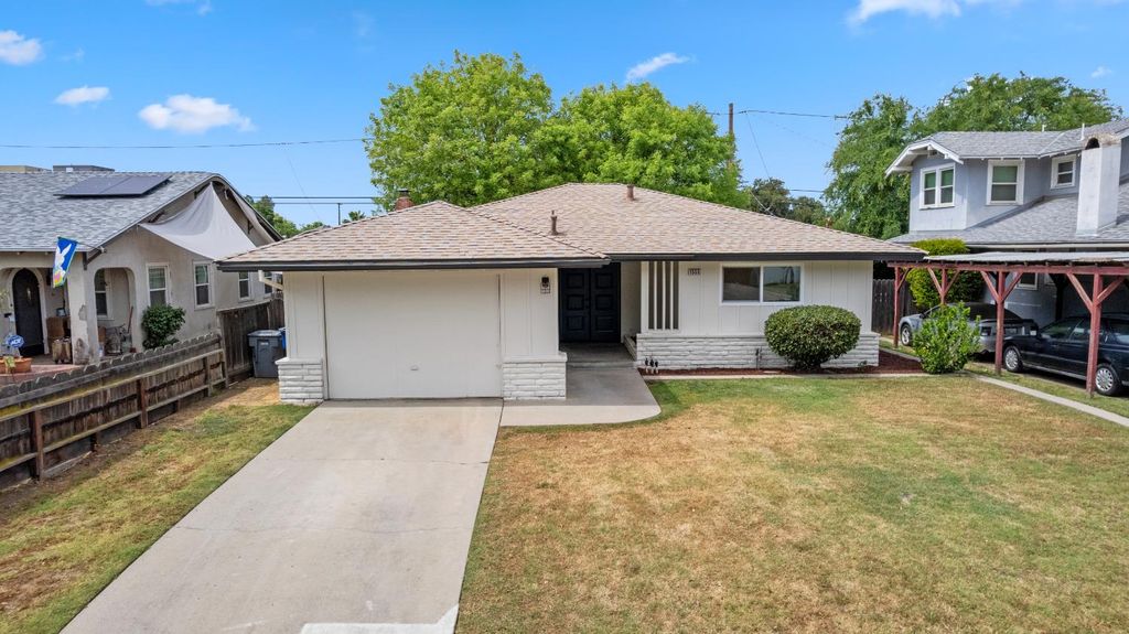 Image 3 of property listing at 1555 N Roosevelt Avenue, Fresno, CA 93728