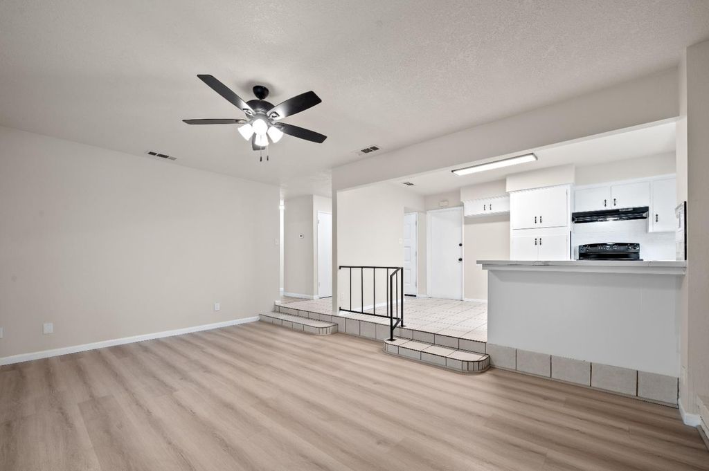 Image 9 of property listing at 1555 N Roosevelt Avenue, Fresno, CA 93728
