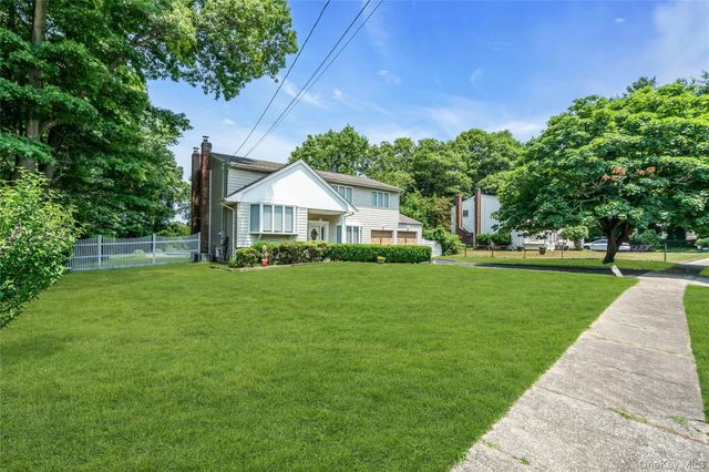 23 Carpenter Lane, Hauppauge, NY 11788