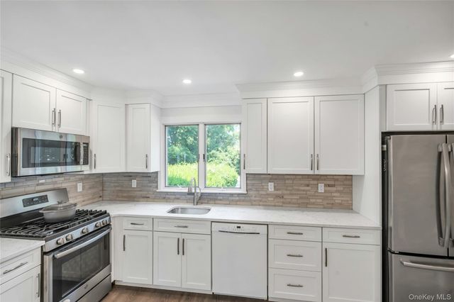 23 Carpenter Lane, Hauppauge, NY 11788