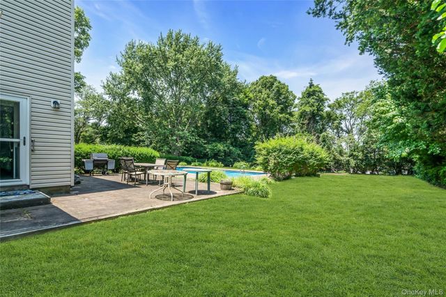 23 Carpenter Lane, Hauppauge, NY 11788