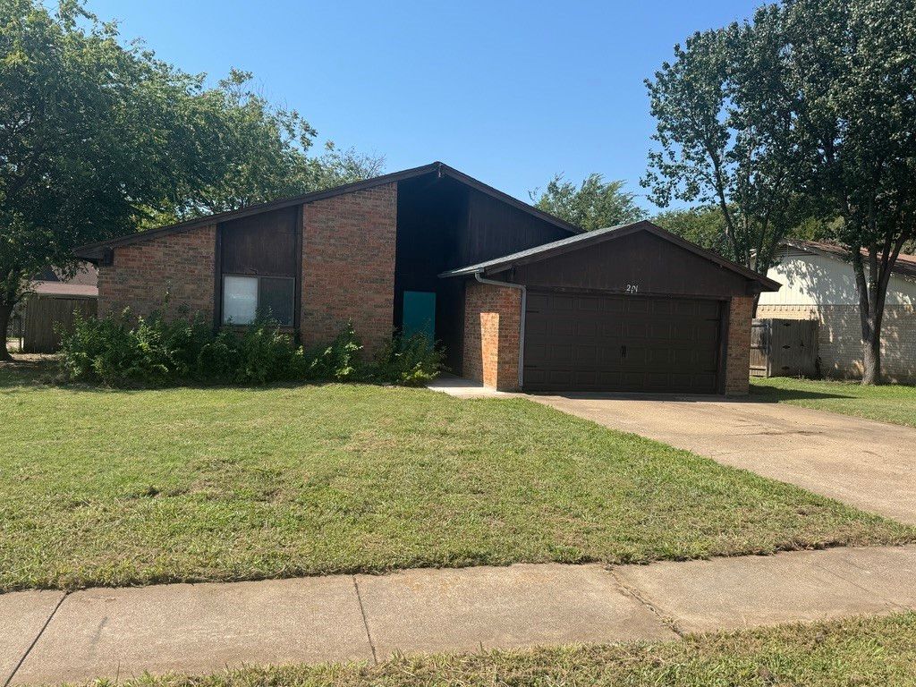 221 Asbury Drive, Saginaw, TX 76179
