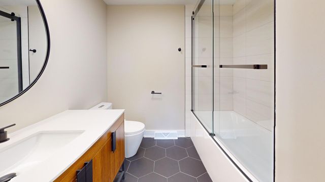 907 W North Avenue, Lake Bluff, IL 60044