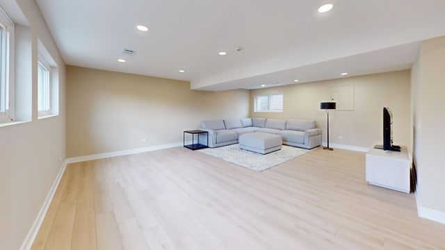 907 W North Avenue, Lake Bluff, IL 60044