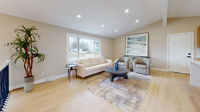 907 W North Avenue, Lake Bluff, IL 60044