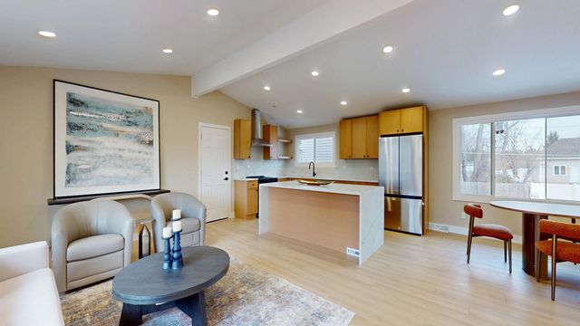 907 W North Avenue, Lake Bluff, IL 60044