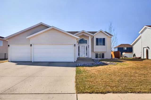 3520 Eagle Run Drive, West Fargo, ND 58078