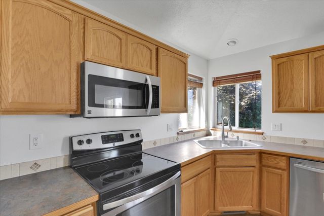 18215 E Crescent Dr, Greenacres, WA 99016