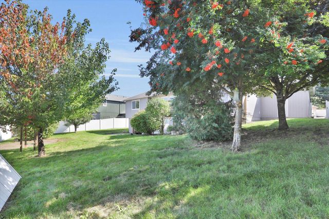18215 E Crescent Dr, Greenacres, WA 99016