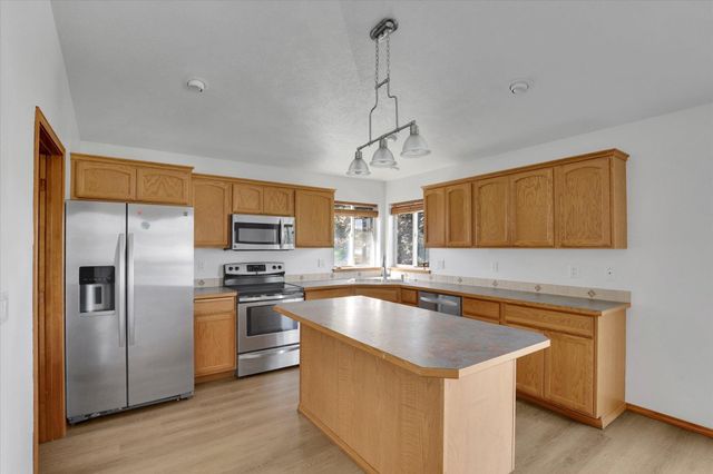 18215 E Crescent Dr, Greenacres, WA 99016