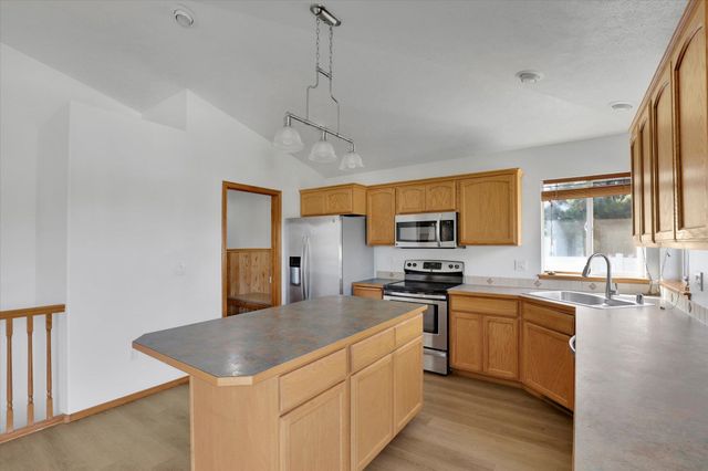 18215 E Crescent Dr, Greenacres, WA 99016