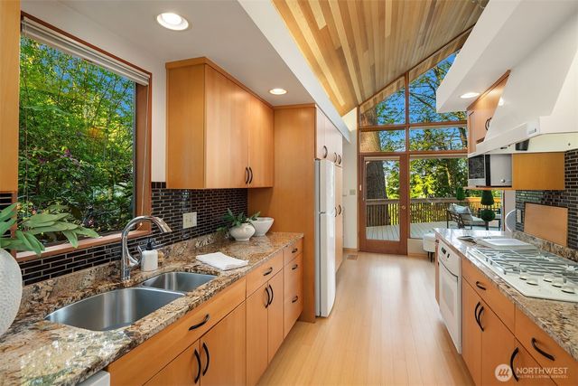 7931 E Mercer Way, Mercer Island, WA 98040