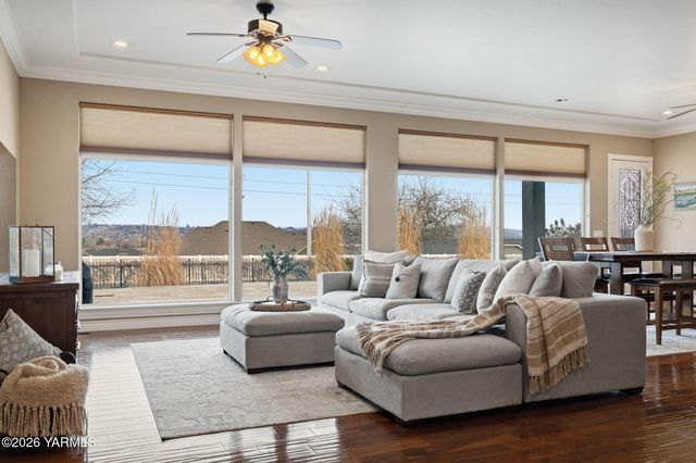 7501 Crestfields Rd, Yakima, WA 98903