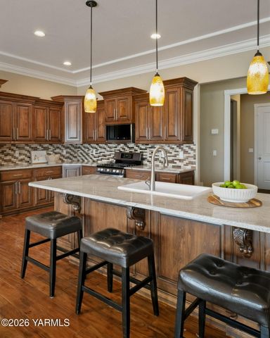 7501 Crestfields Rd, Yakima, WA 98903