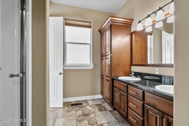 7501 Crestfields Rd, Yakima, WA 98903